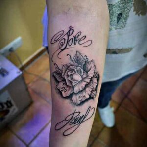 Arm Tattoo Rose mit Schrift