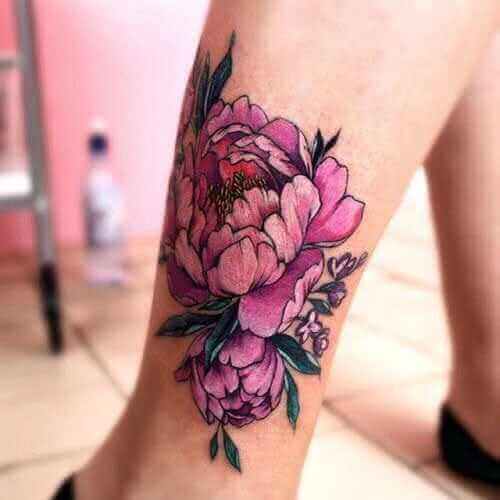 Bein Tattoo rosa Blumenmotiv
