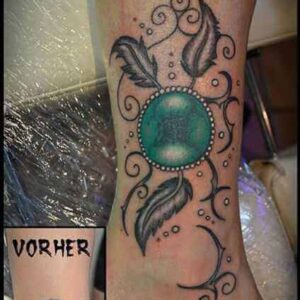 Cover up Bein Tattoo Schmarakt mit Federn