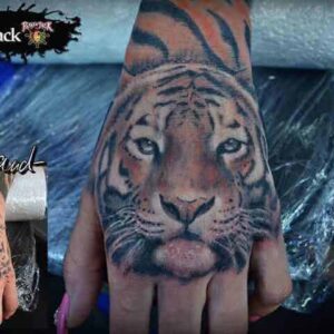 Hand Tattoo Tiger in Farbe