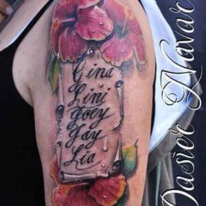 Oberarm Tattoo Blumen mit Namen