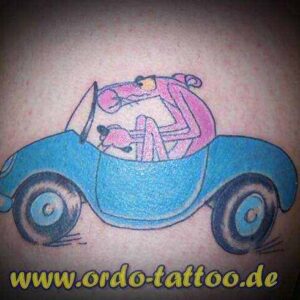 Pink Panter im blauen Auto