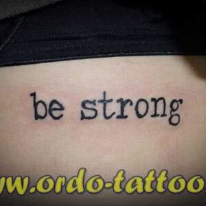 Schriftzug be strong unter der Brust