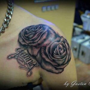 Schulter Tattoo zwei Rosen mit Namen