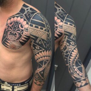 Chest Plate Tattoo im polynesischem Stil