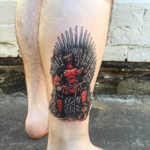 Deadpool auf Game of Thrones Thron