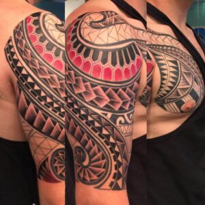 farbiges Tattoo im polynesischem Stil