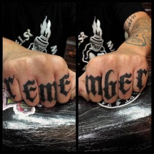 gothic Schrift auf dem Finger remember