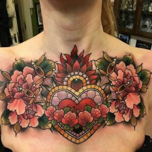 großes blumiges Chestpiece Tattoo