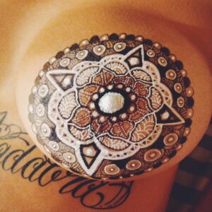 Henna Brusttattoo