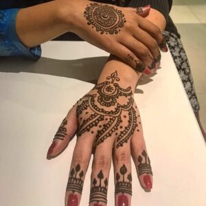 Hennatattoo auf Hand und Fingern