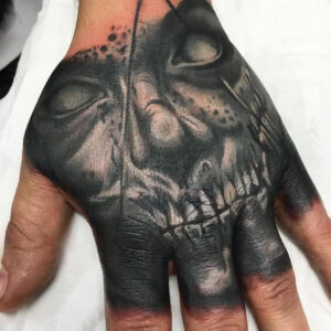 Horrortattoo auf der Hand