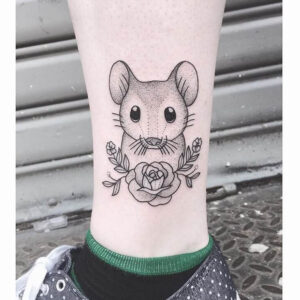 kleine Maus mit Rose