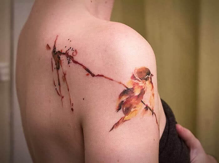 Vogeltattoo auf dem Arm