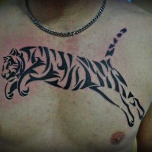 Tiger in Tribaloptik Brust Tattoo