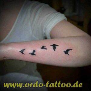 Unterarm-Tattoo fliegende Vögel